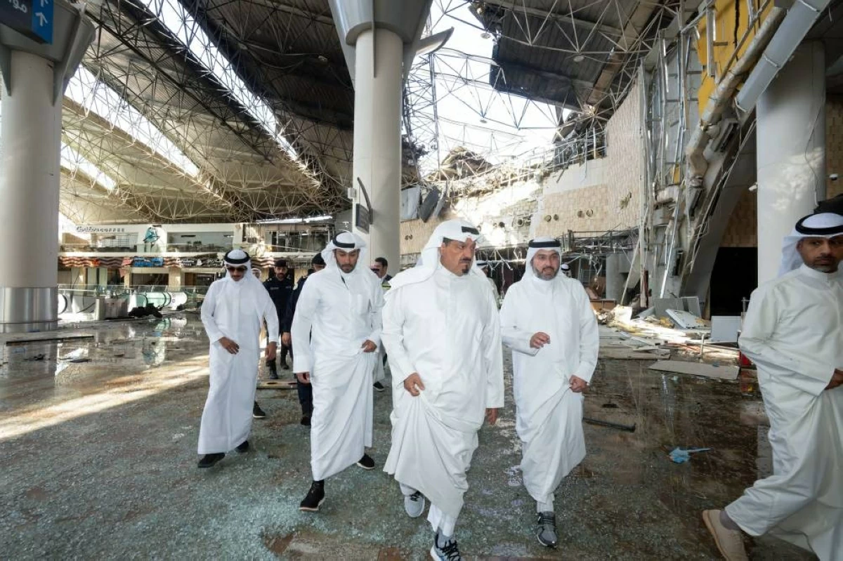 رئيس الوزراء الكويتي الشيخ أحمد العبدالله الصباح يطلع على الأضرار بالمطار بعد الهجوم الإيراني (أ ف ب)