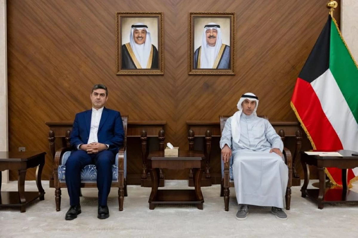 السفير حمد المشعان مع القائم بالأعمال في السفارة الإيرانية لدى الكويت (كونا)