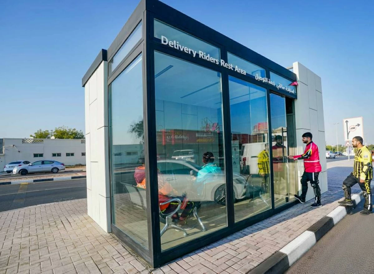 «طرق دبي» تؤكد جاهزية الاستراحات المكيفة لسائقي دراجات التوصيل خلال الصيف