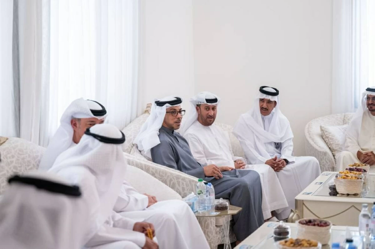 منصور بن زايد يعزي في وفاة عبيد جمعة الزعابي