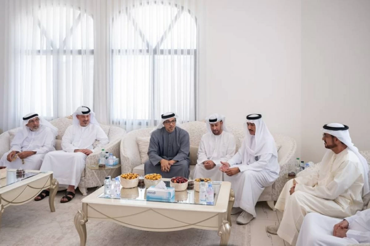 منصور بن زايد يعزي في وفاة عبيد جمعة الزعابي