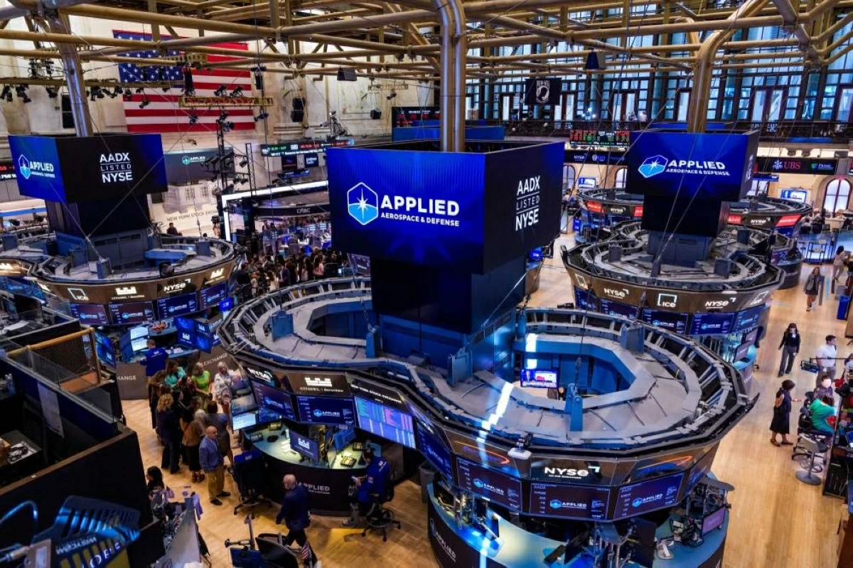 Dow hits new high amid mixed global stocks