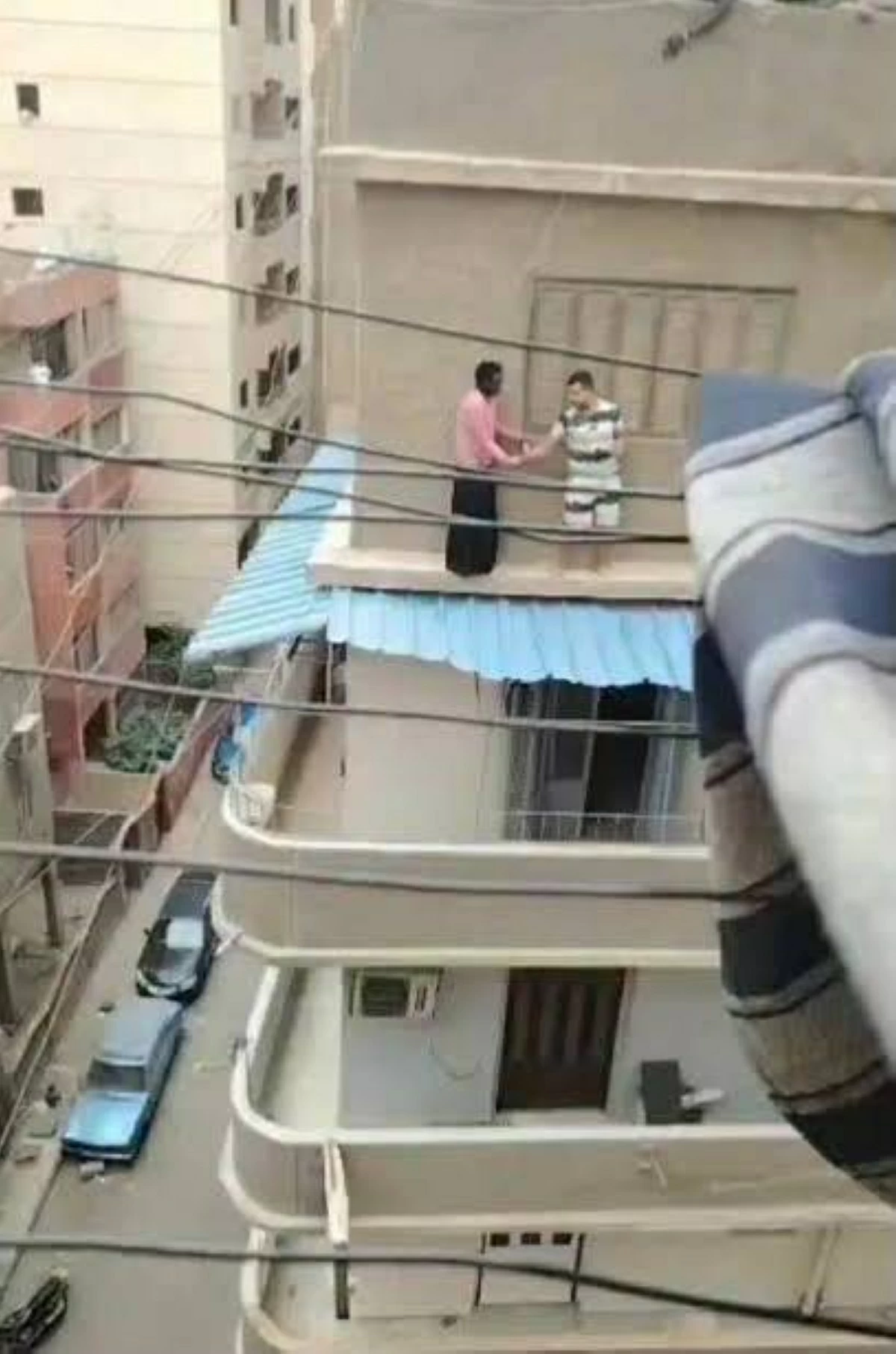 مصري شجاع ينقذ سودانية قبل إنهاء حياتها بلحظات في عين شمس (فيديو)