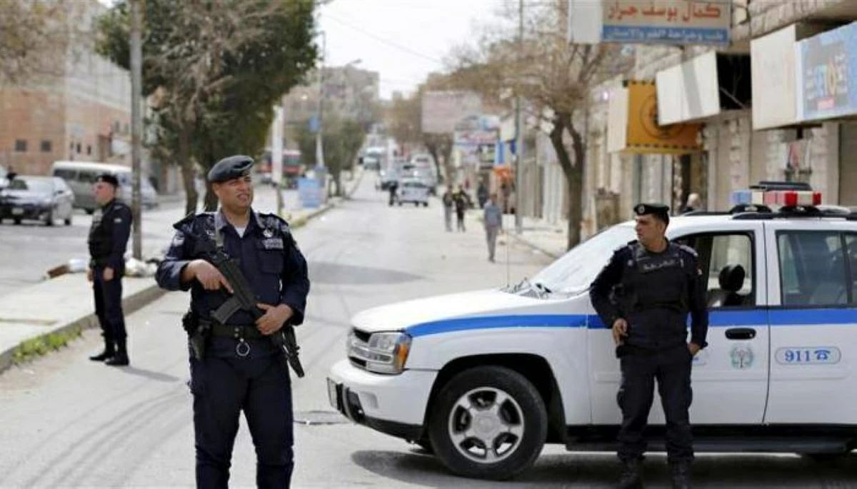 «لص الكراجات» في الأردن.. ملثم يسرق 20 مركبة خلال ساعات (فيديو)