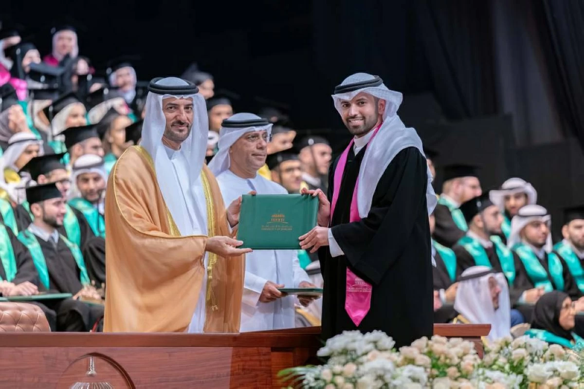 سلطان بن أحمد يشهد تخريج طلبة البكالوريوس في الكليات الطبية بجامعة الشارقة (فيديو)