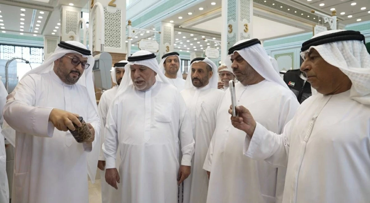 المزروعي يستعرض للحضور المنتجات 
