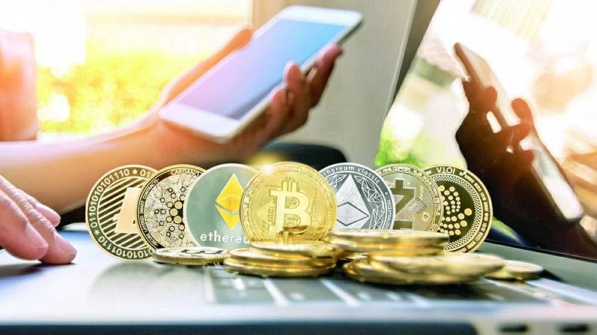 «بيتكوين» ترتد فوق 62 ألف دولار بعد امتصاص صدمة «ستراتيجي»
