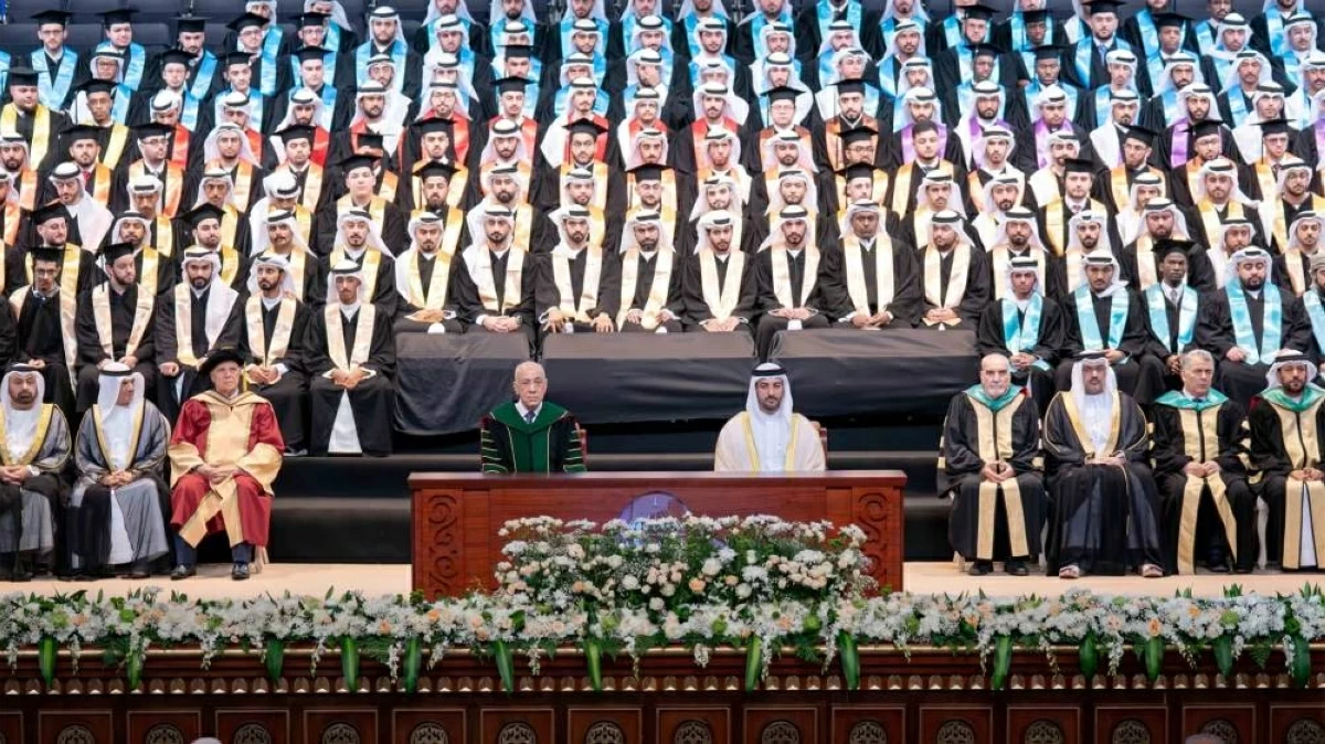 سلطان بن أحمد يشهد تخريج طلاب البكالوريوس بجامعة الشارقة