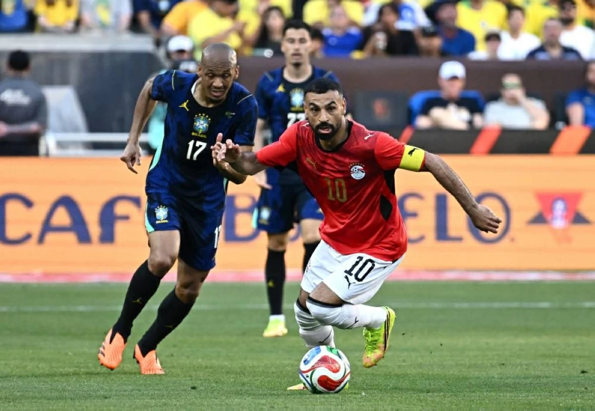 محمد صلاح ينطلق بالكرة في مباراة مصر والبرازيل