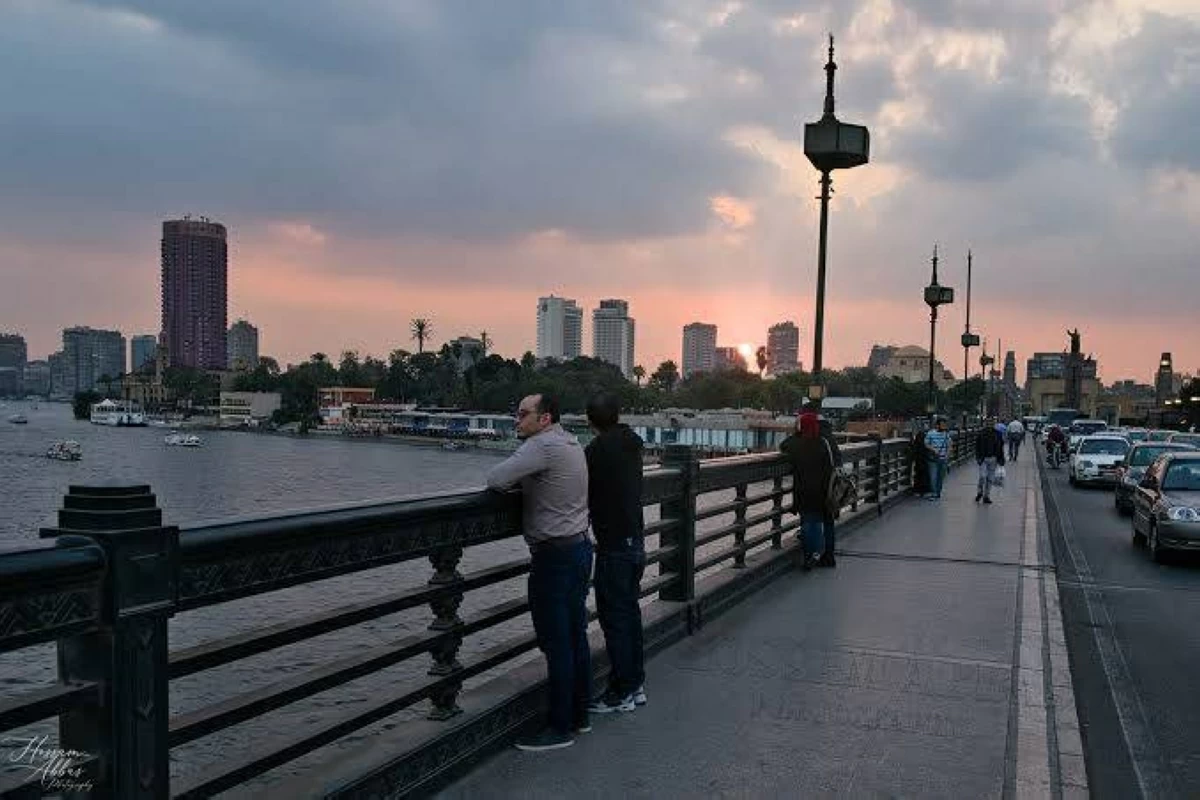 مصر.. سلمت حقيبتها للمارة وأنهت حياتها على كوبري قصر النيل #صحيفة_الخليج 