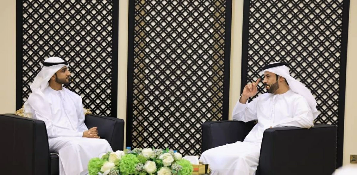 الشاعر ومقدم الجلسة 