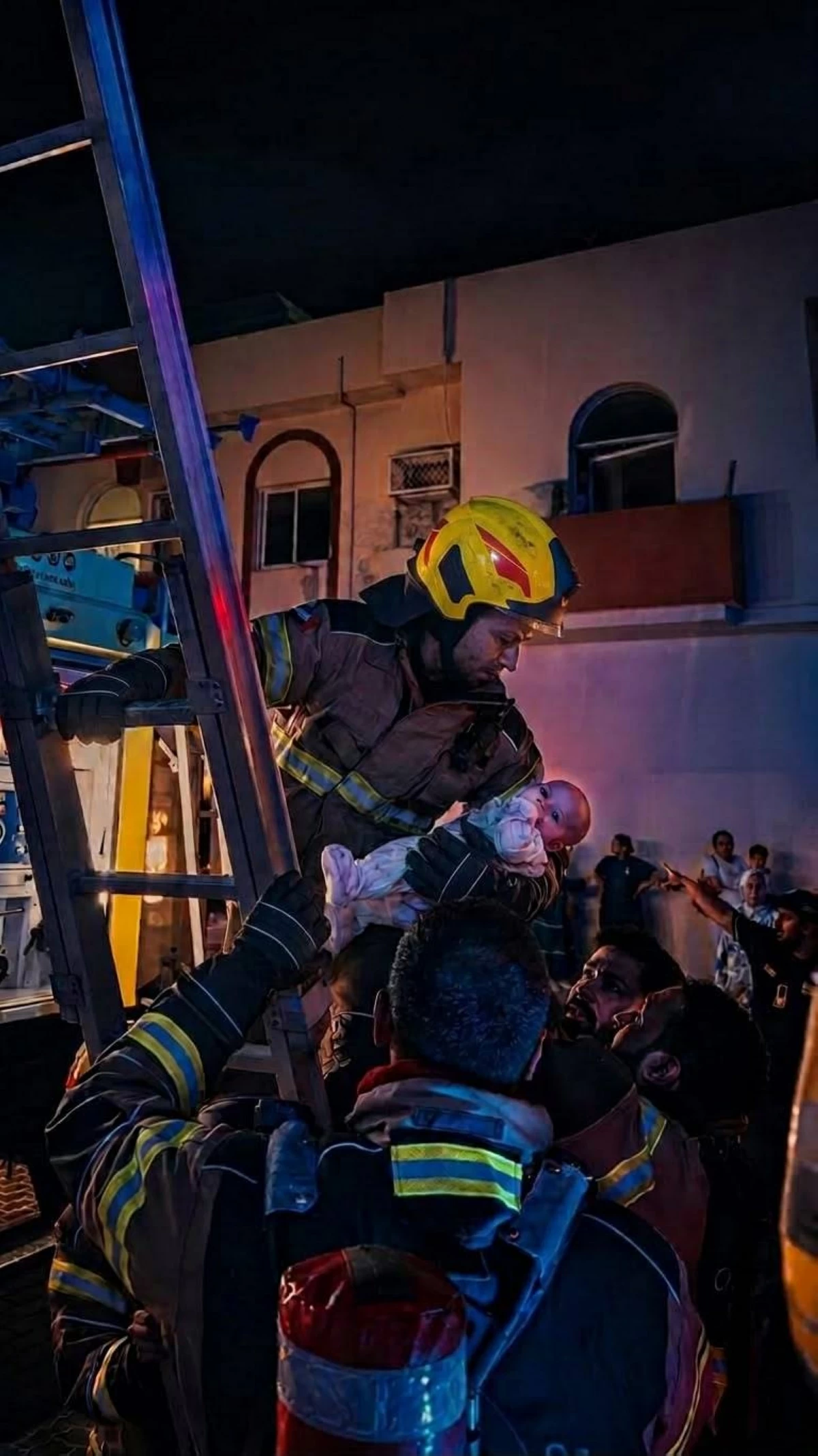 «دفاع مدني الشارقة» يعيد طفلة إلى أحضان أسرتها