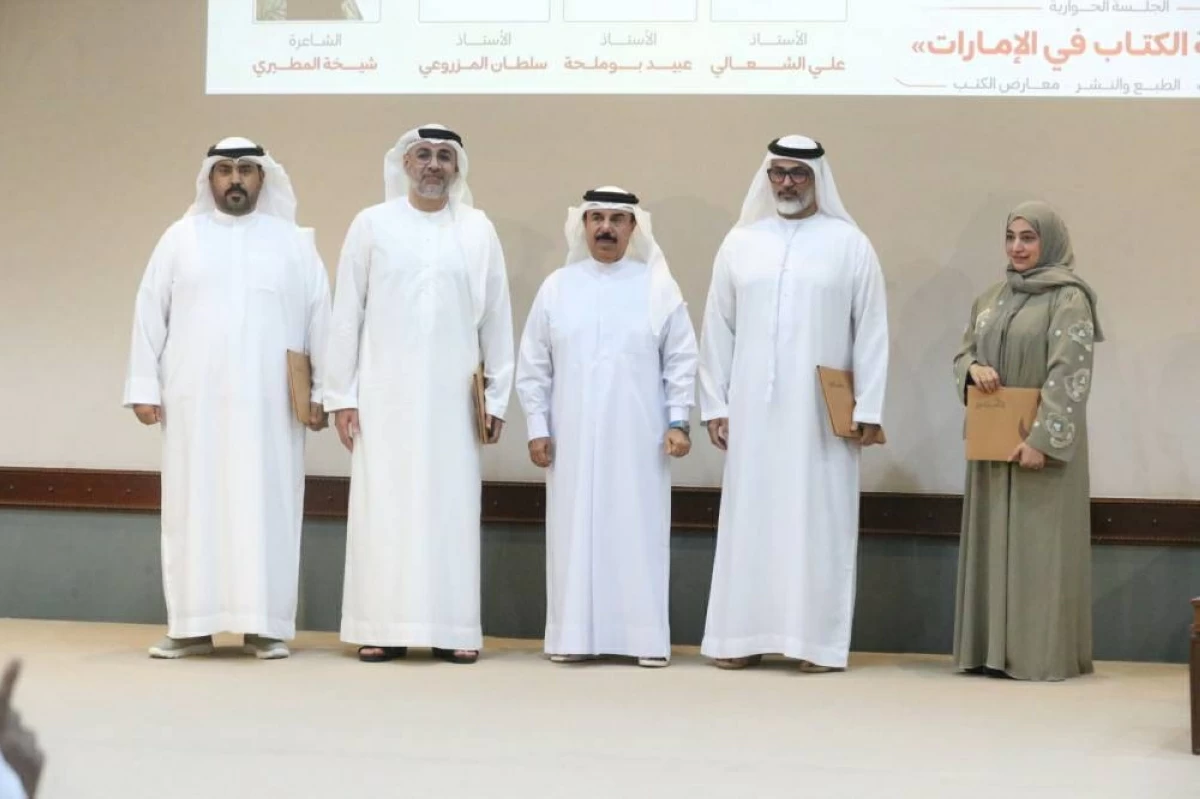 علي عبيد الهاملي يتوسط شيخة المطيري، عبيد بوملحة، علي الشعالي، سلطان المزروعي