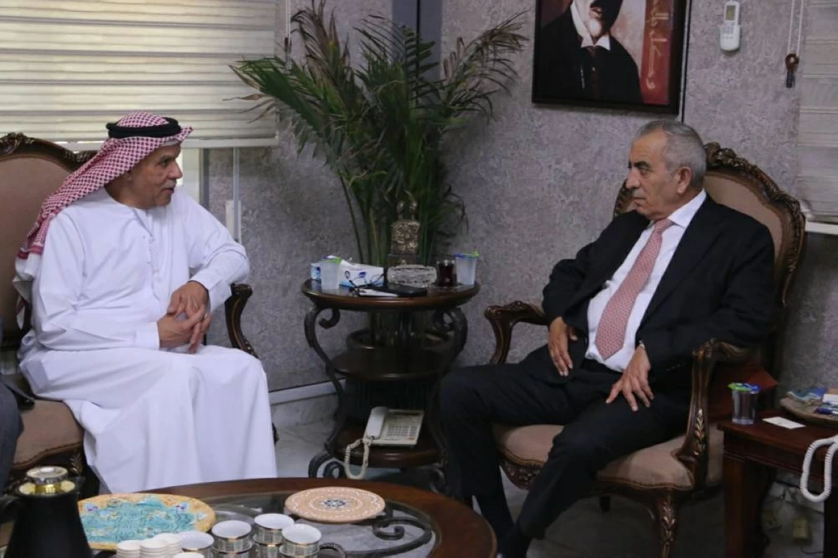 وزير الثقافة الأردني وأمين الهيئة العربية للمسرح خلال الاجتماع 