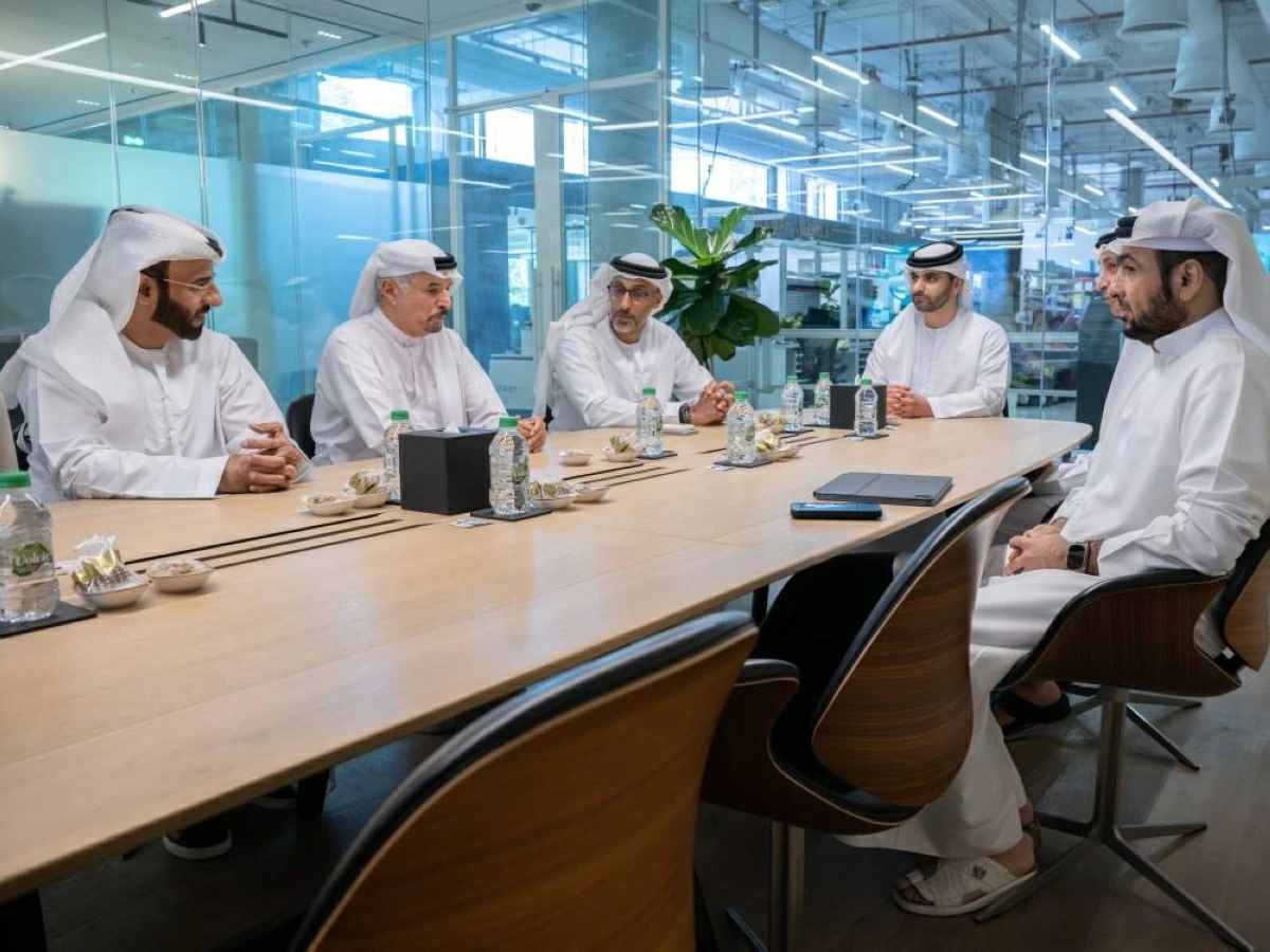 منصور بن محمد خلال ترؤسه اجتماع مجلس دبي الرياضي