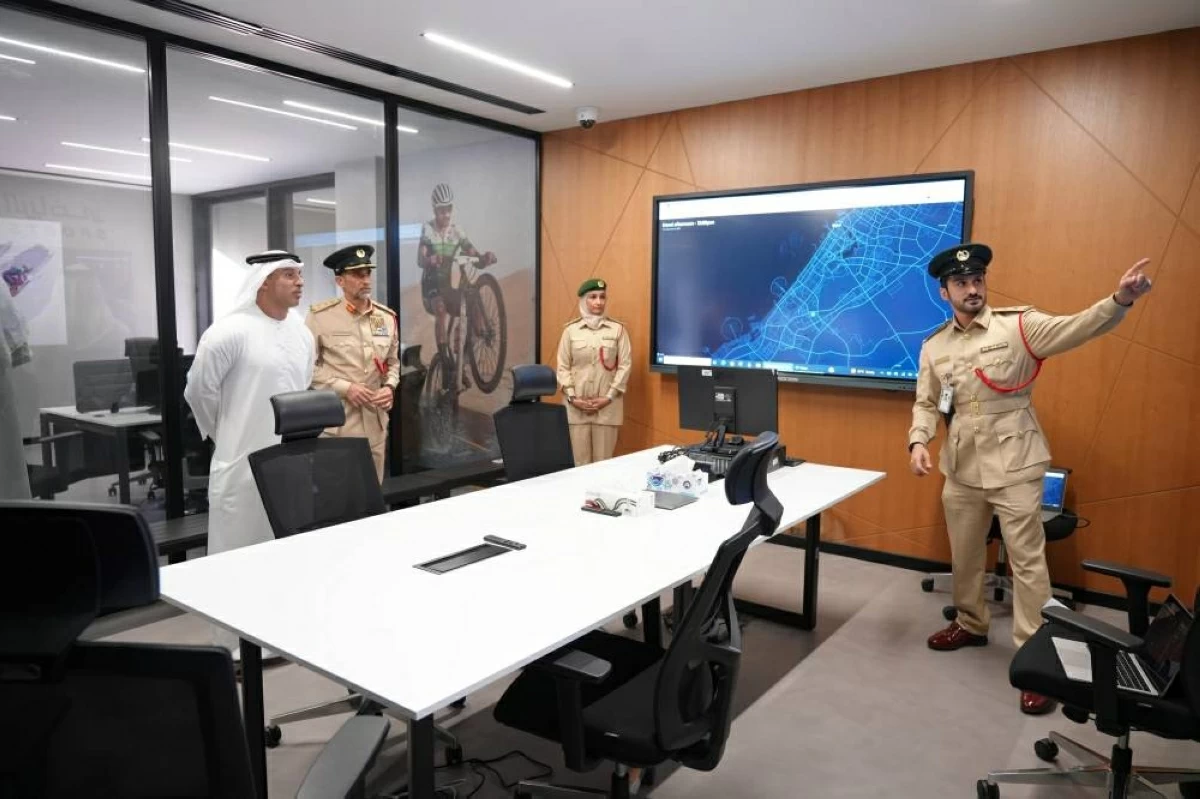 أحمد الفلاسي وعبدالله المري خلال جولة في مبنى الدراجات