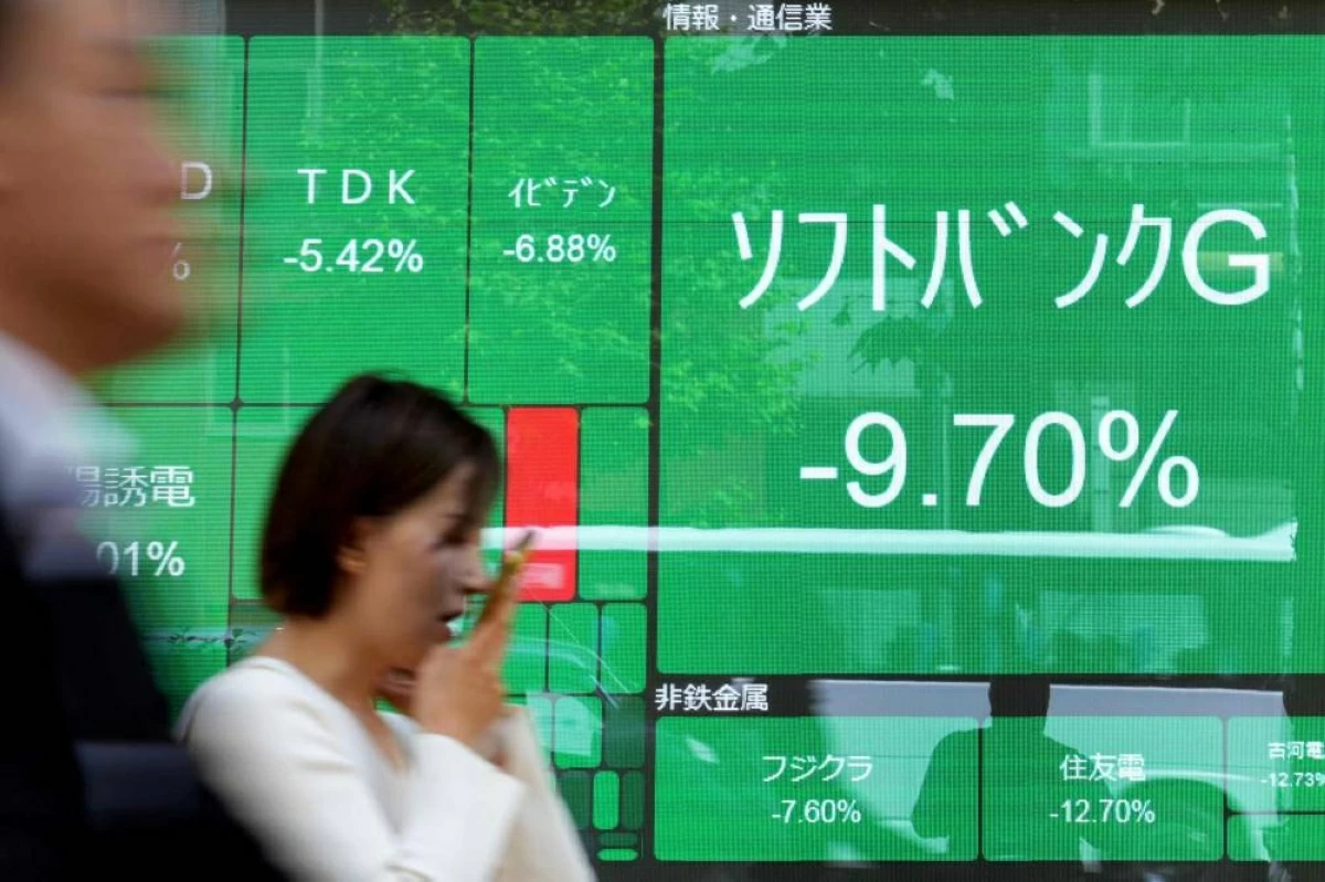شاشة تعرض انخفاضاً بنسبة 9.70% في سهم 'سوفت بنك' في طوكيو (أ ف ب)