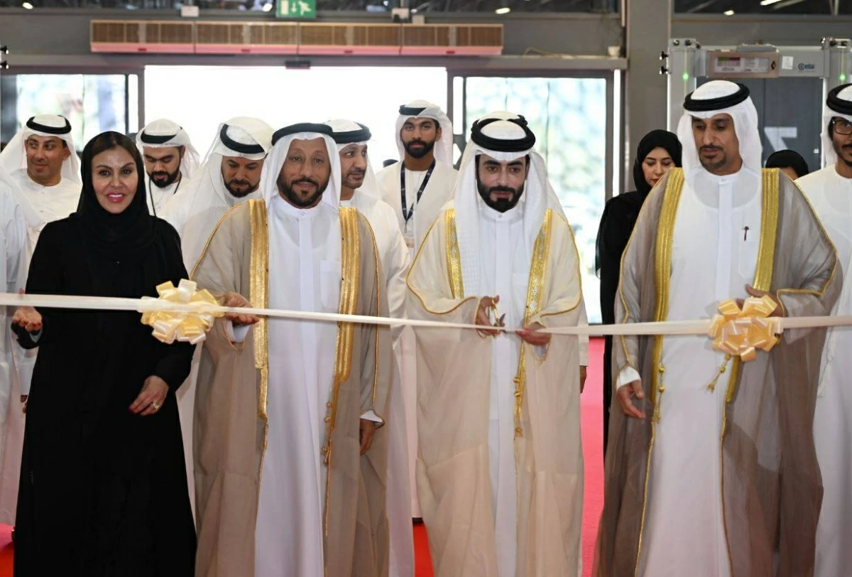 الشيخ خالد القاسمي، وعلي المدفع، وناصر العويس، يفتتحون معرض مجوهرات الشارقة