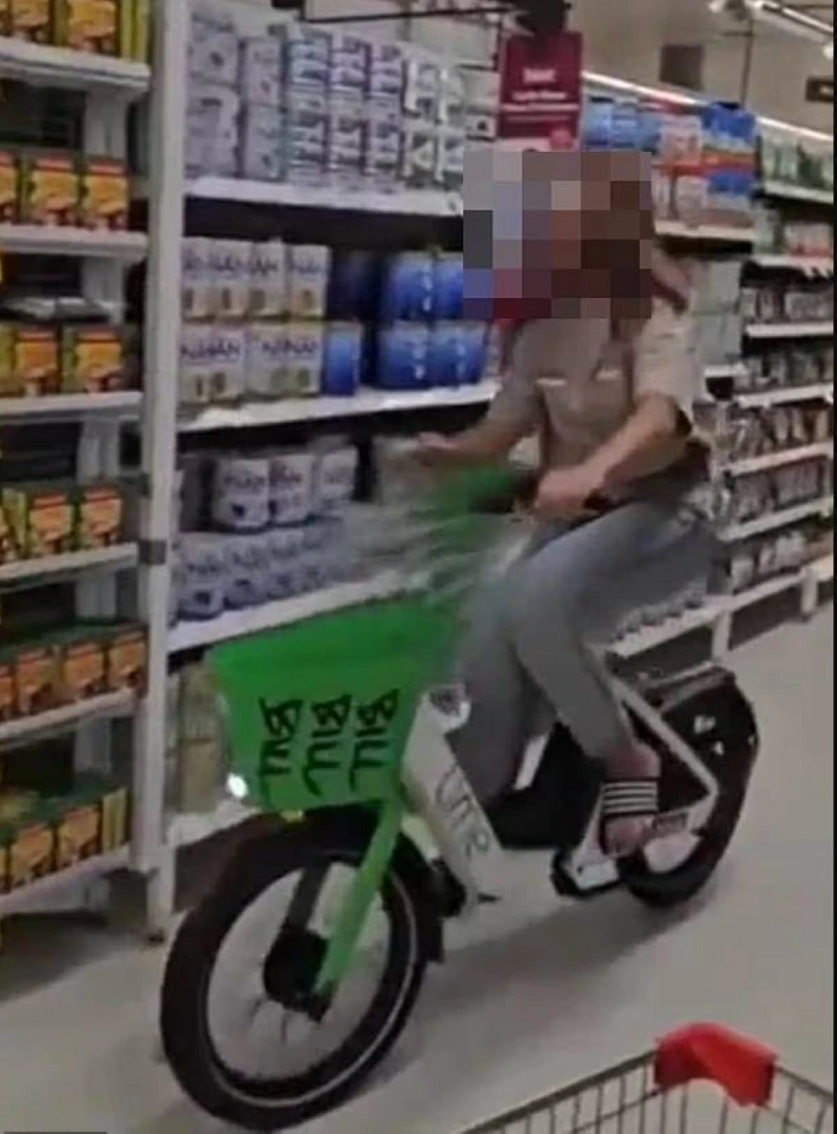 المراهقة خلال تسوقها