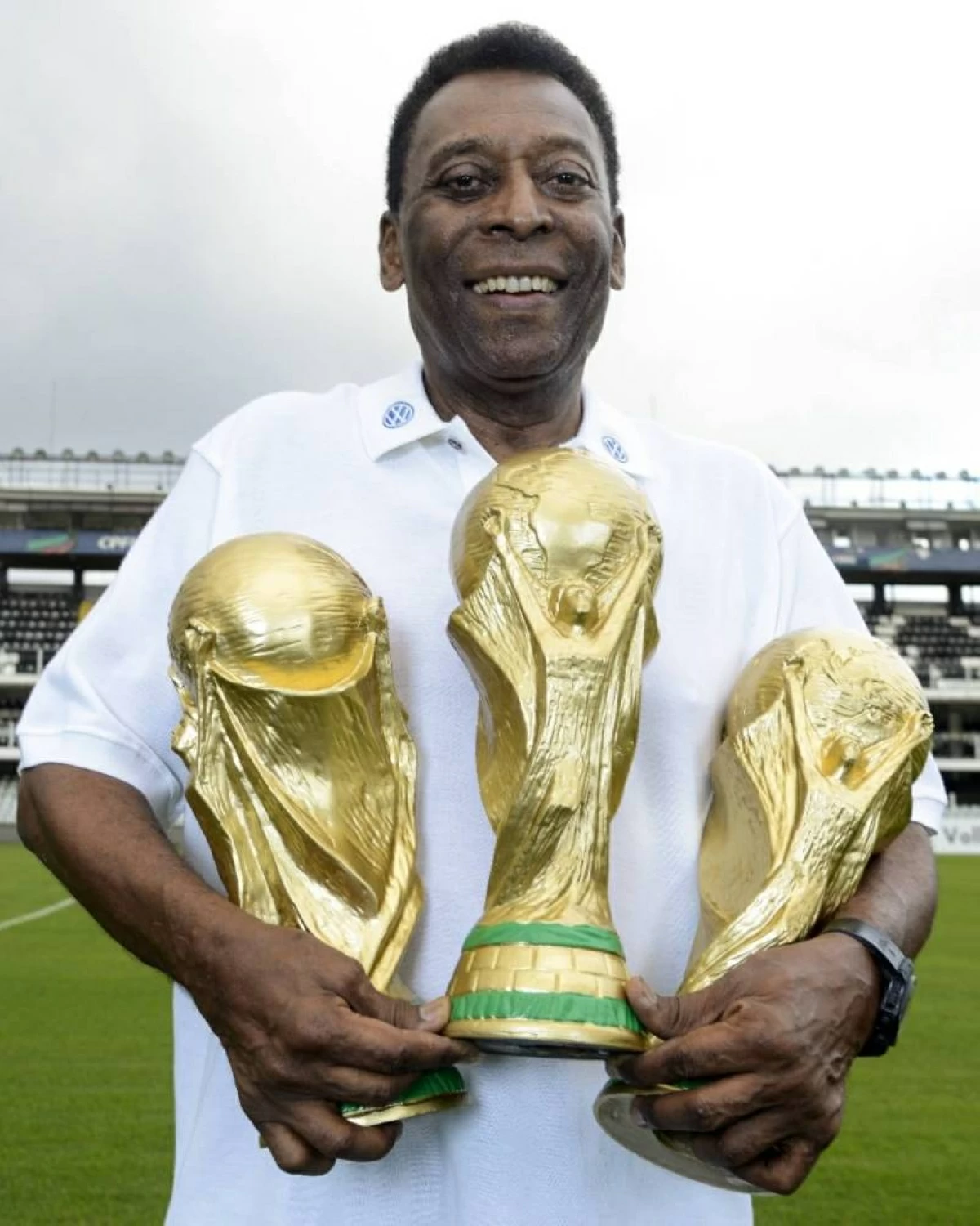 البرازيلي بيليه اللاعب الوحيد الذي توج بكأس العالم 3 مرات