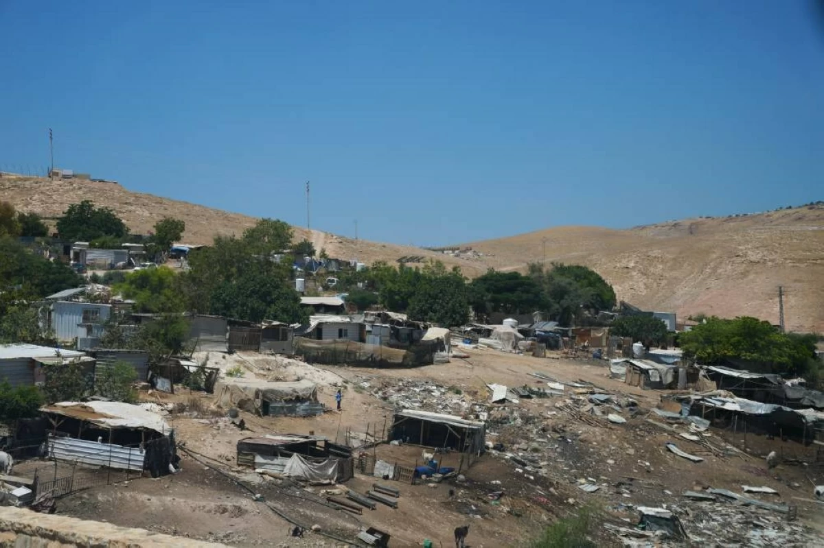 جانب من تجمع البدو في الخان الأحمر بالضفة الغربية (ا ب)
