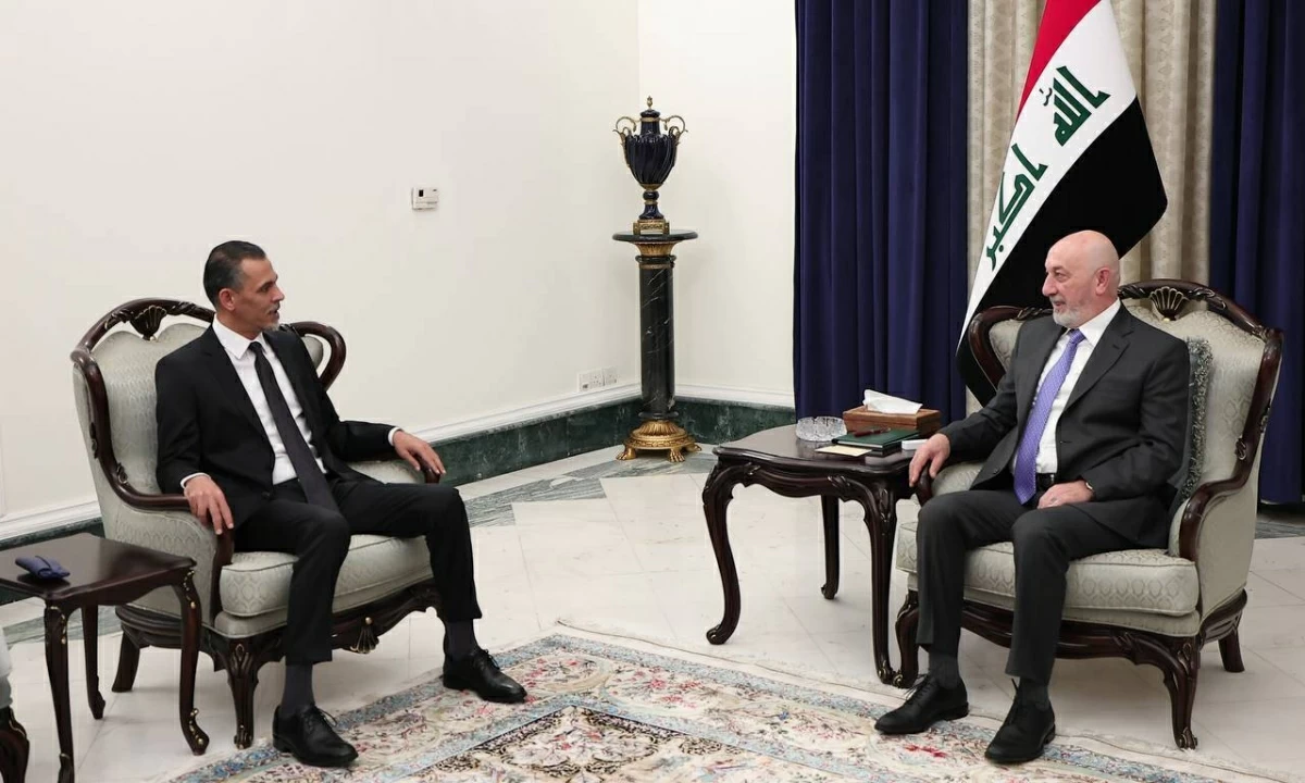 الرئيس العراقي خلال استقباله رئيس اتحاد الكرة العراقي