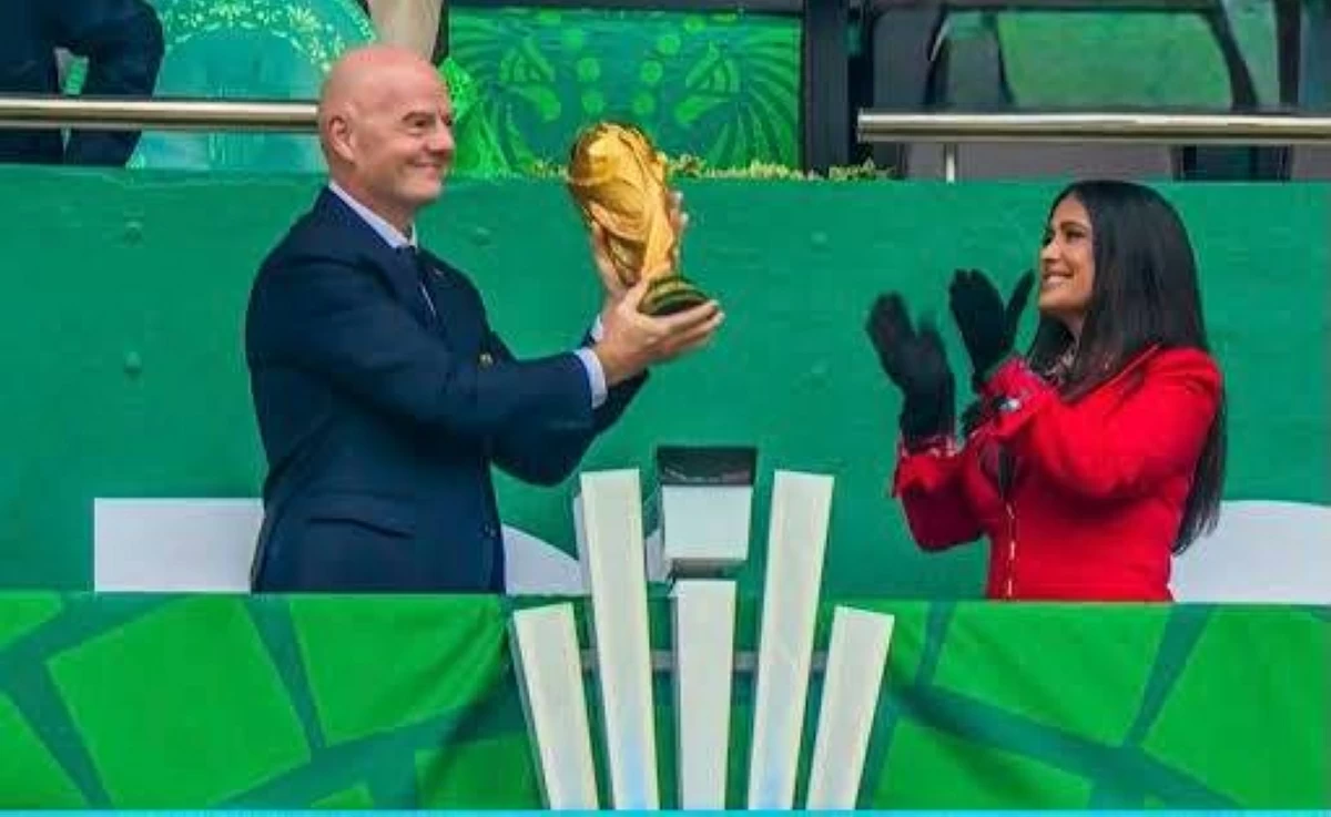 سلمى حايك تخطف الأضواء في كأس العالم 2026.. رسالة مؤثرة من ملعب تتويج بيليه ومارادونا #صحيفة_الخليج 