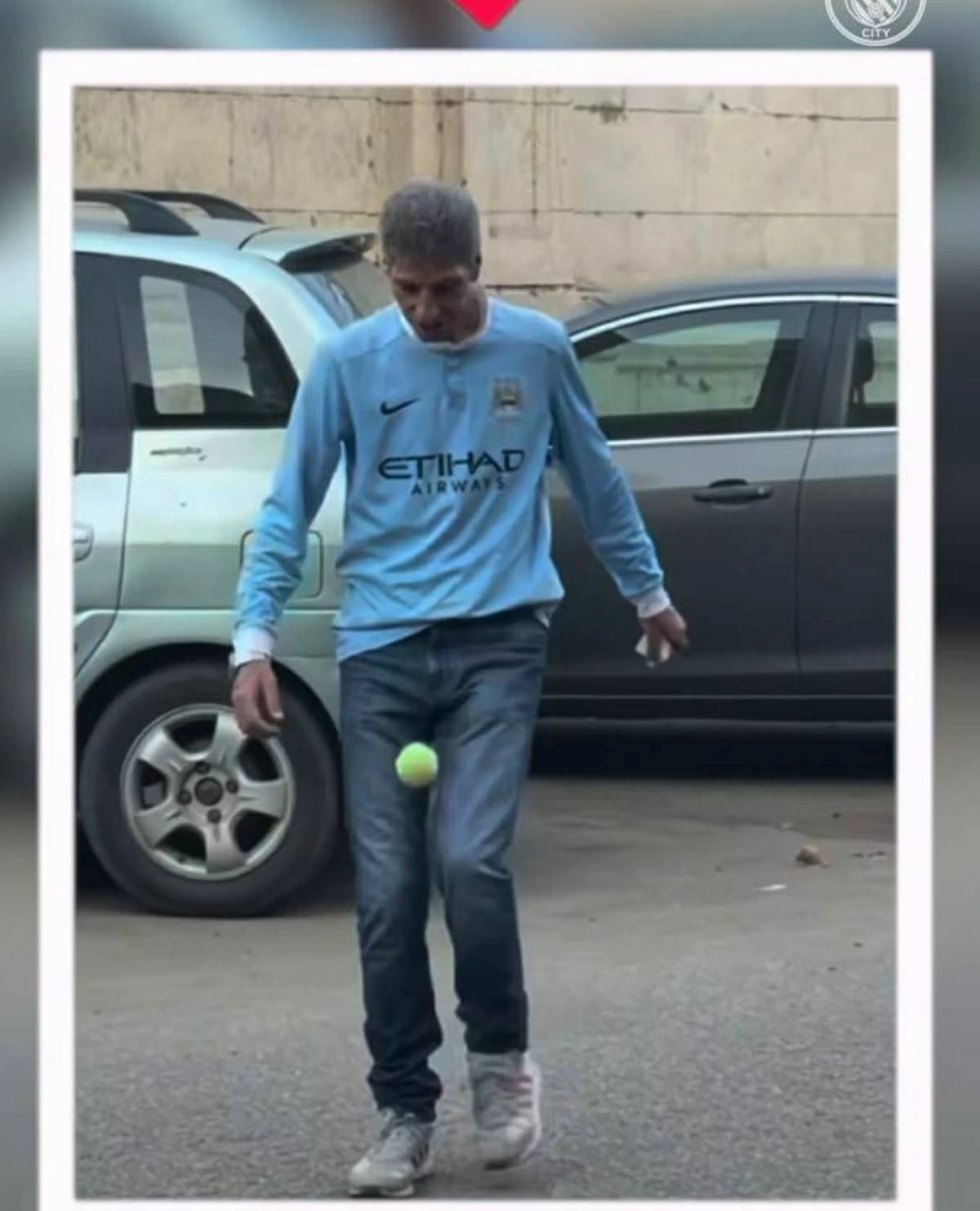 لفت الأنظار بمهاراته في شوارع القاهرة.. هدية من مانشستر سيتي إلى «ستيني» مصري (فيديو)