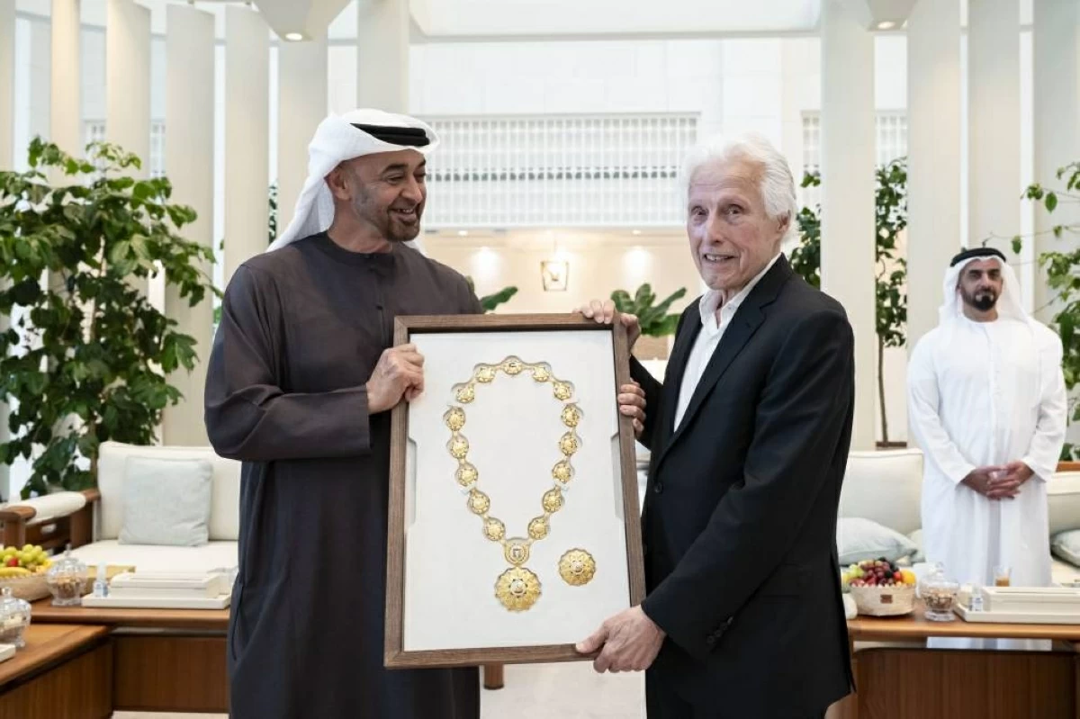 محمد بن زايد يمنح الخبير القانوني مارتن إيدلمان وسام الاتحاد
