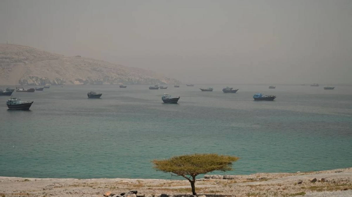 سفن ترسو في مضيق هرمز، كما يُرى من راس مسندم في سلطنة عُمان(رويترز)