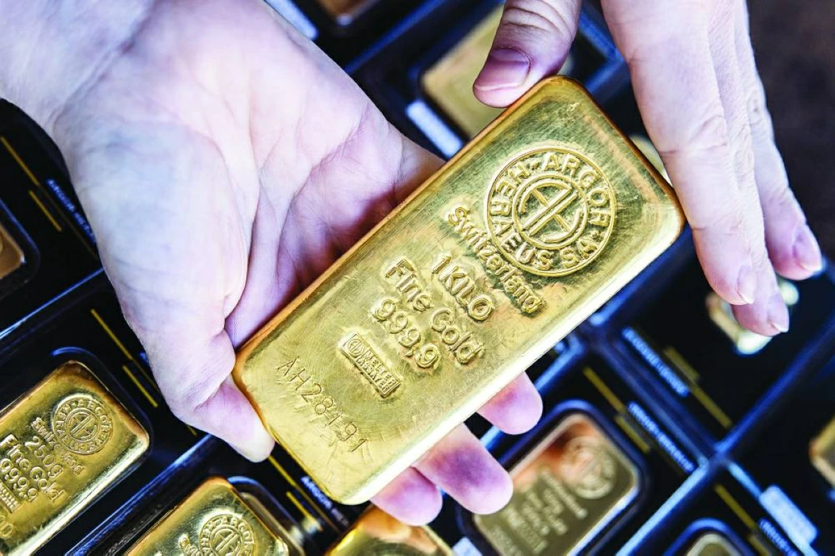 عامل يتعامل مع سبيكة ذهب في بودابست  (بلومبيرغ) 
