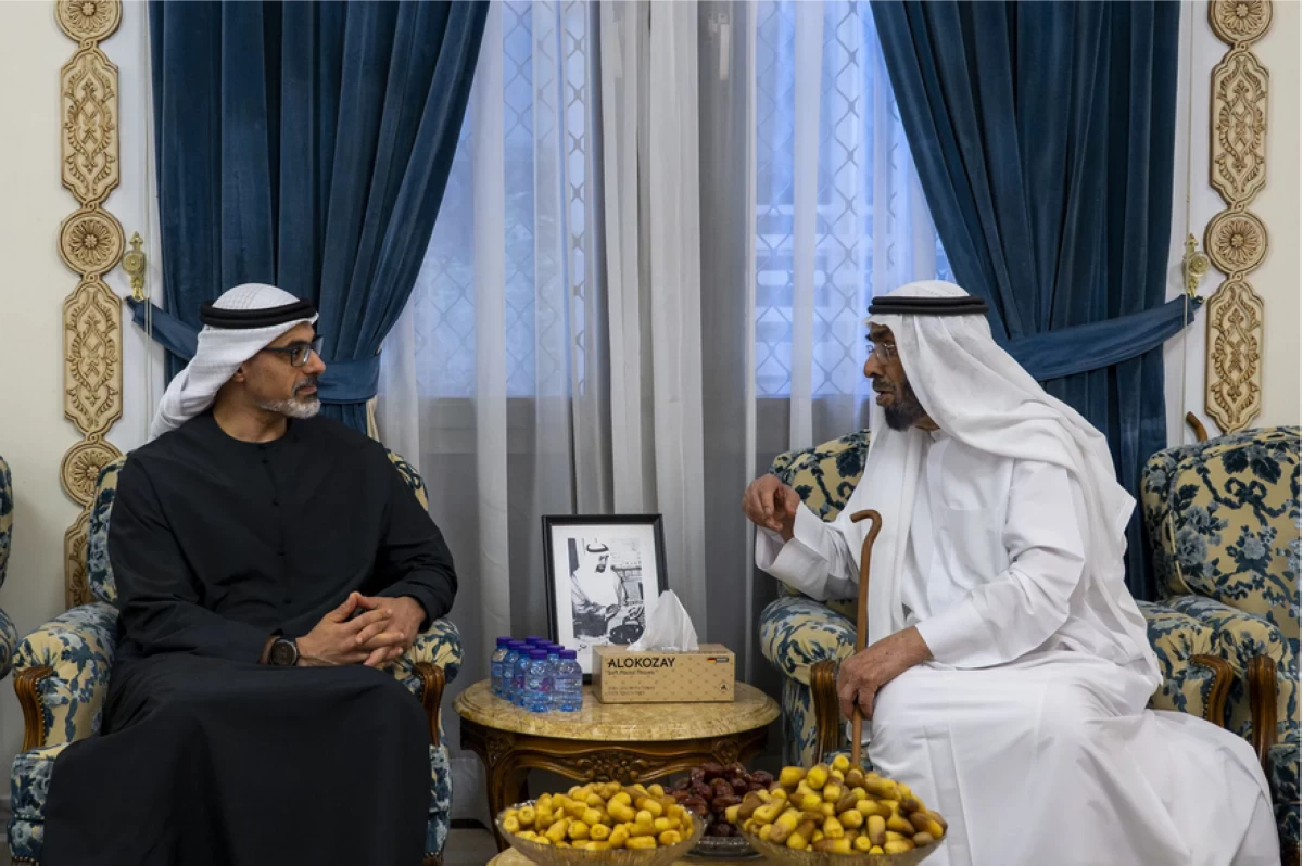 خالد بن محمد بن زايد يعزي في وفاة فاطمة هلال المزروعي