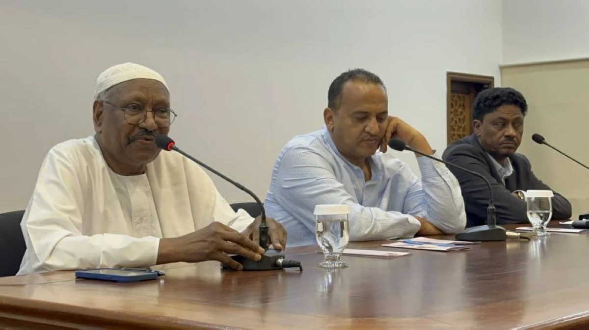 د.يوسف عيدابي ومصعب الصاوي وعصام أبو القاسم 