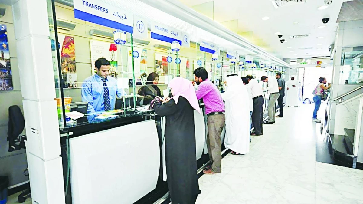 متعاملون أثناء قيامهم بإجراء تحويلات مالية