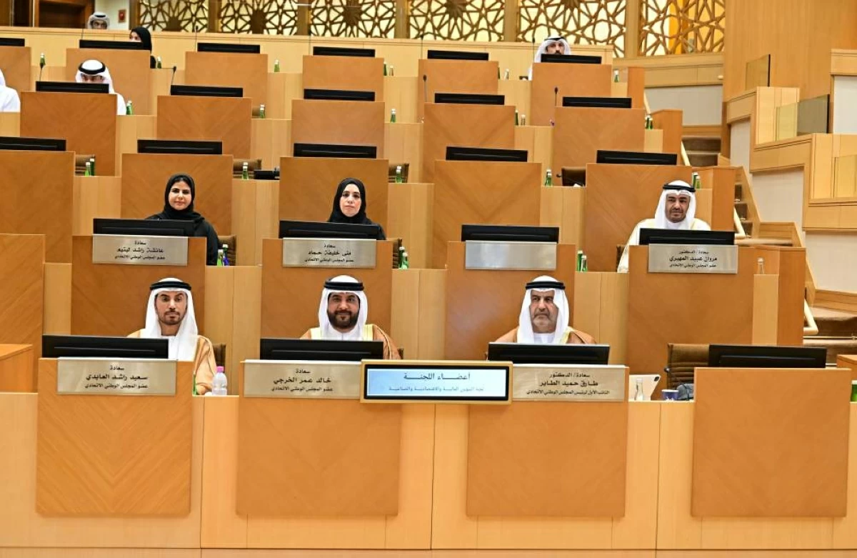 أعضاء لجنة الشؤون المالية والاقتصادية والصناعية في المجلس