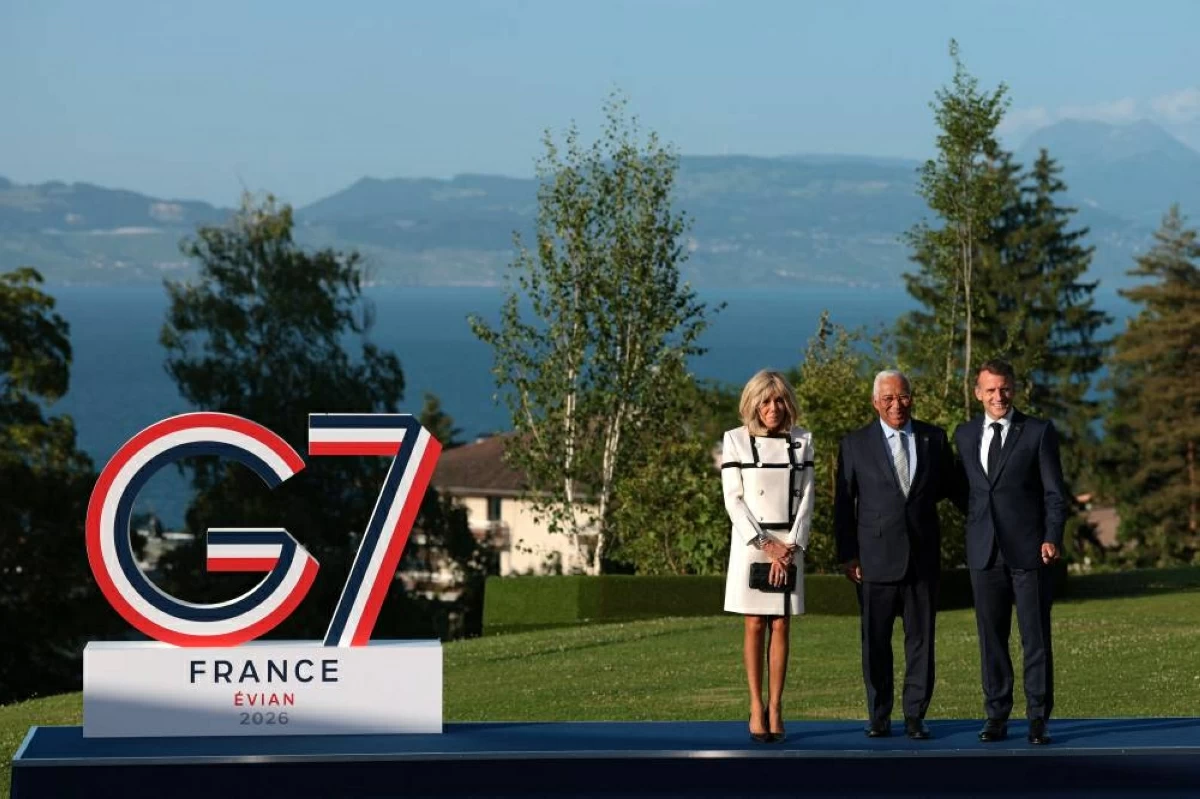 ماكرون وزوجته بريجيت ماكرون رئيس المجلس الأوروبي أنطونيو كوستا خلال قمة مجموعة السبع في فندق رويال إيفيان (رويترز)