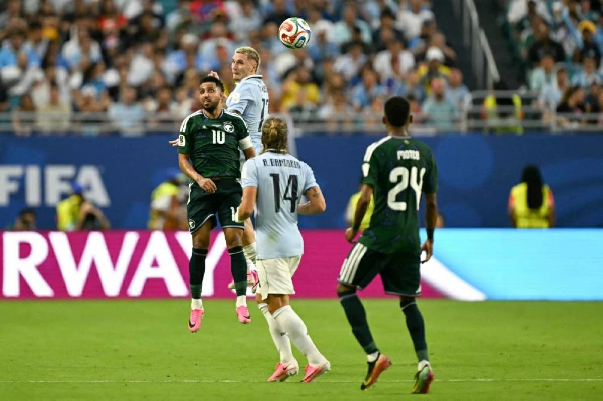 مهاجم المنتخب السعودي سالم الدوسري ومدافع منتخب أوروغواي غييرمو فاريلا