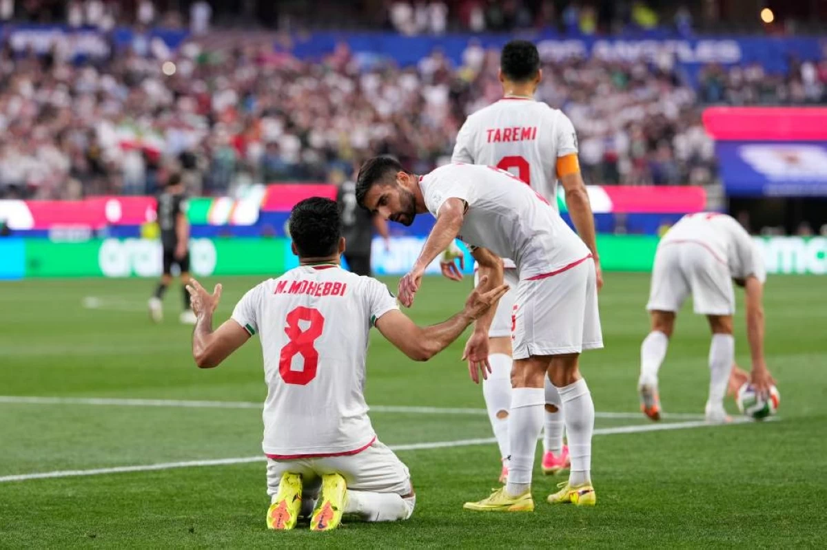  محمد محبي لاعب المنتخب الإيراني يحتفل بتسجيله الهدف الثاني أمام نيوزيلندا 
