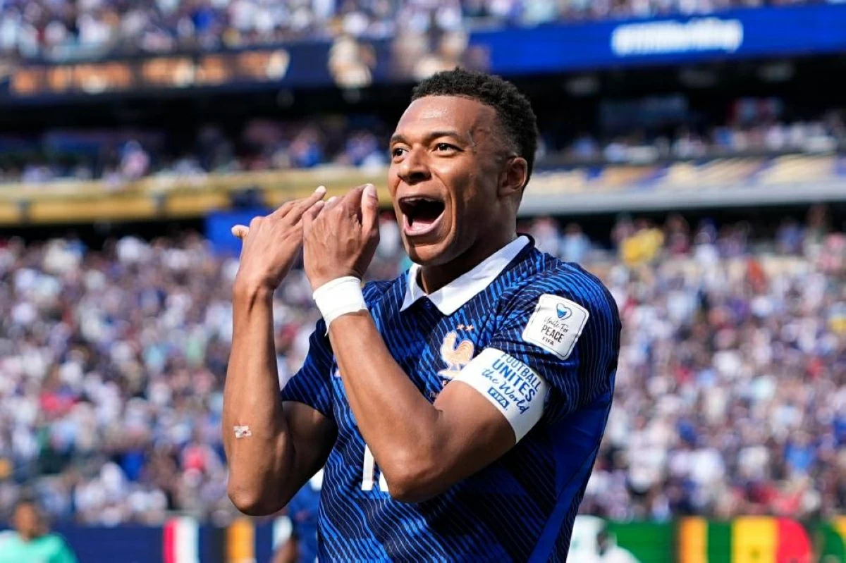 مبابي يحتفل بهدفه الـ14 في كأس العالم