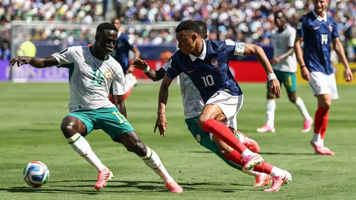 مبابي يكتب التاريخ في كأس العالم ويقود فرنسا لانتصار مثير على السنغال