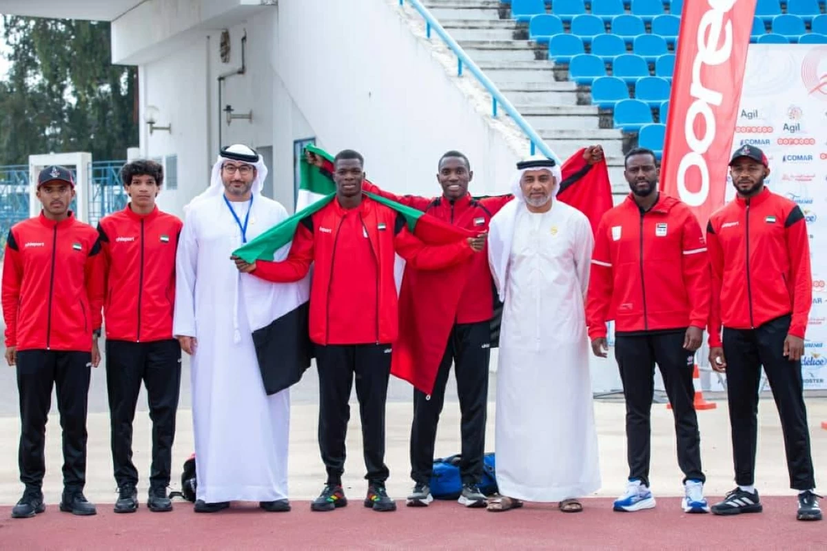 راشد آل علي خلال تتويج لاعبي الإمارات
