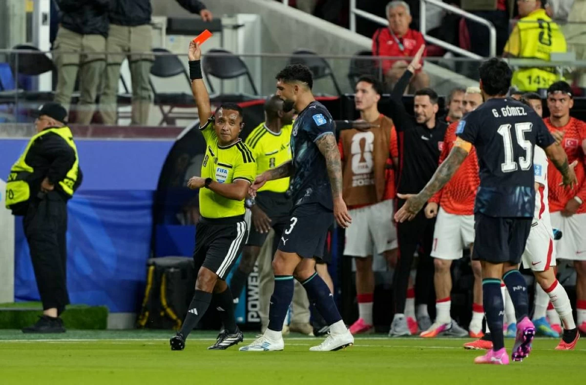 أول حالة طرد في التاريخ للاعب غطى فمه #صحيفة_الخليج 