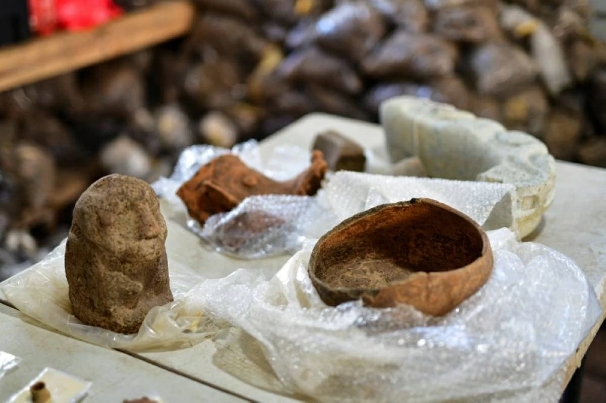 قطع من حقبة ما قبل الإسبانية ونحت بخصائص غير عادية، في ولاية فيراكروز الشرقية (رويترز)