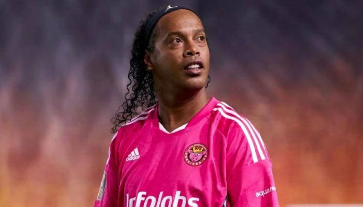 88-154744-ronaldinho-pink-shirt_700x400