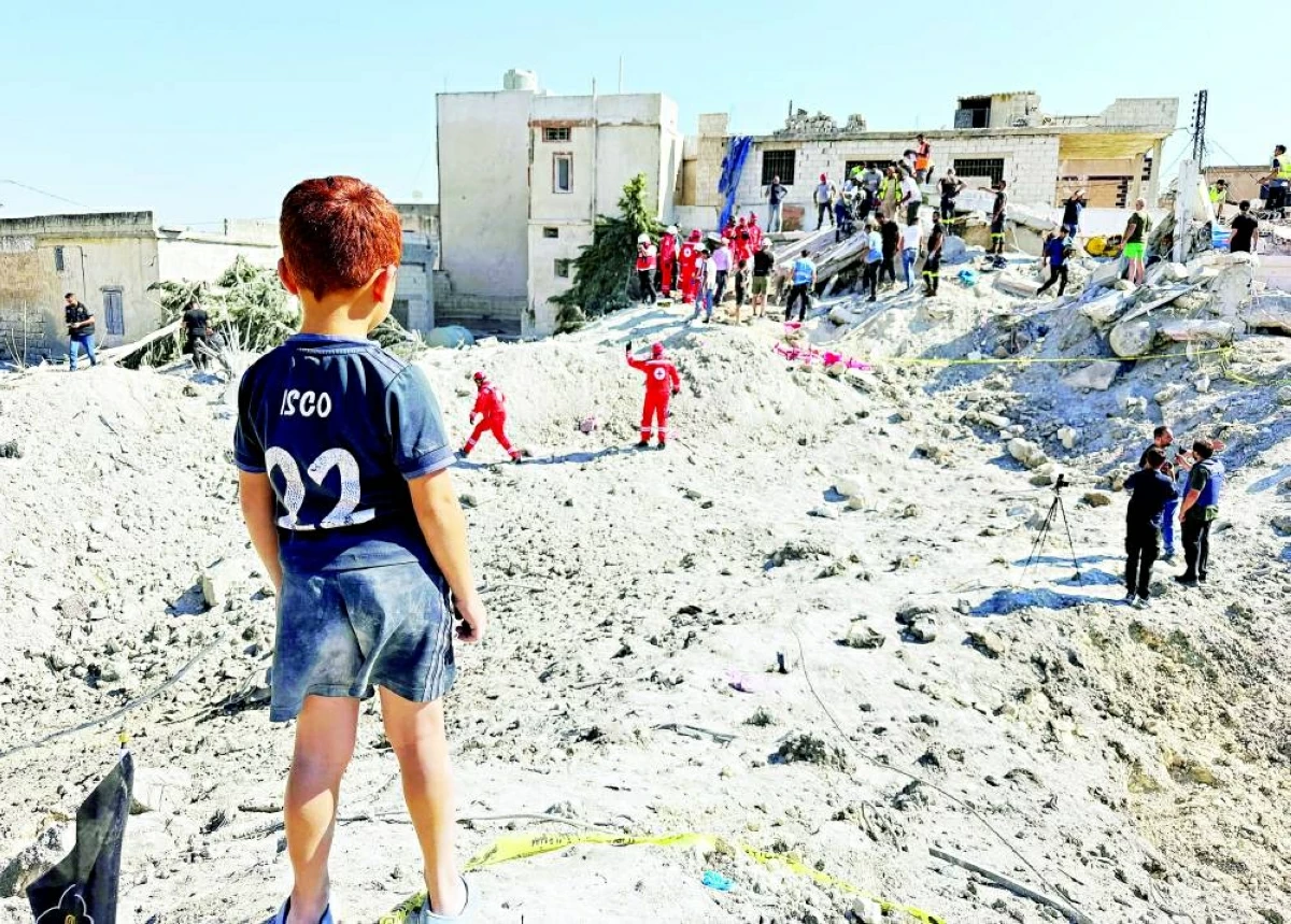 رجال الإنقاذ في موقع مبنى تضرر جراء غارة إسرائيلية على قناريت بجنوب لبنان (رويترز)