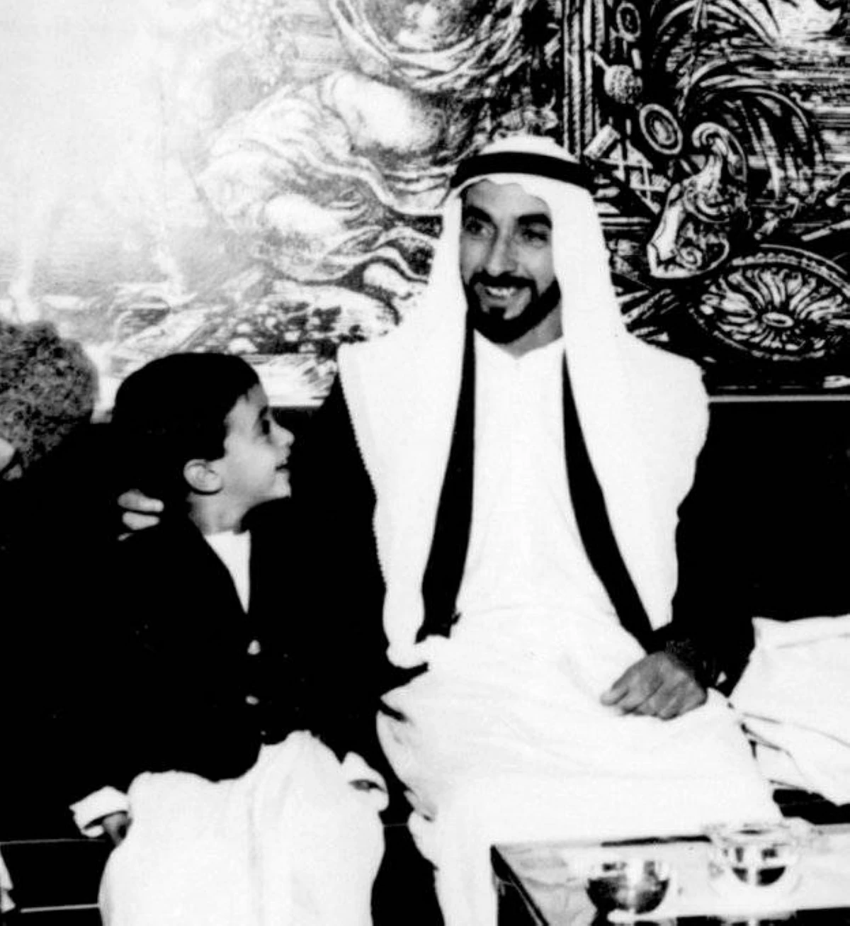 عاجل | محمد بن زايد: في «يوم الأب» نتذكر أبانا زايد رمز الأبوة التي صنعت وطناً بالحكمة #صحيفة_الخليج 