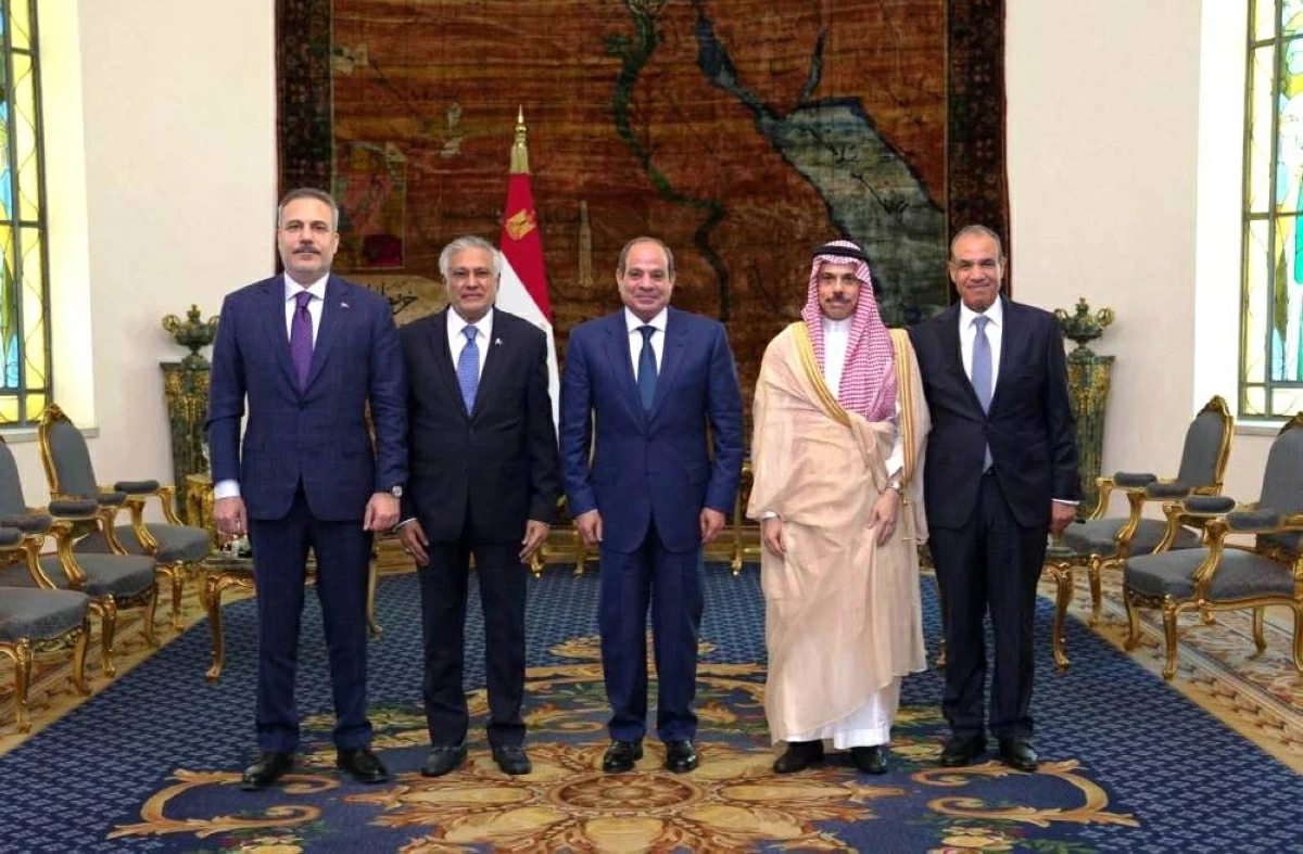 السيسي في لقطة جماعية مع وزراء خارجية مصر والسعودية وباكستان وتركيا(كونا)