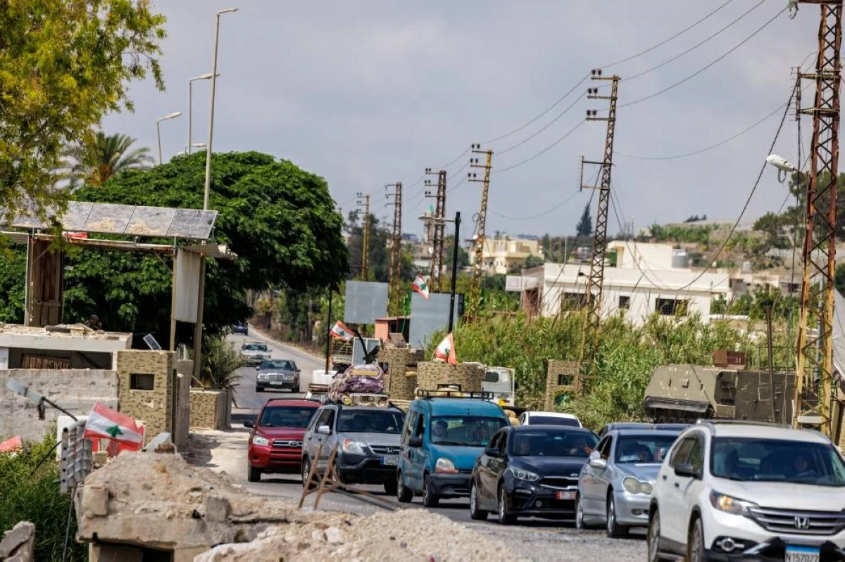 نازحون يعودون إلى ديارهم عبر جسر القاسمية في جنوب لبنان (رويترز)