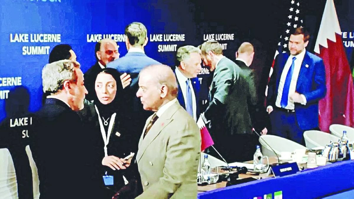 شهباز شريف يستقبل عراقجي بينما يقف في الخلفية فانس وويتكوف وكوشنر قبل بدء الاجتماع الرباعي في منتجع بورغنشتوك (رويترز)