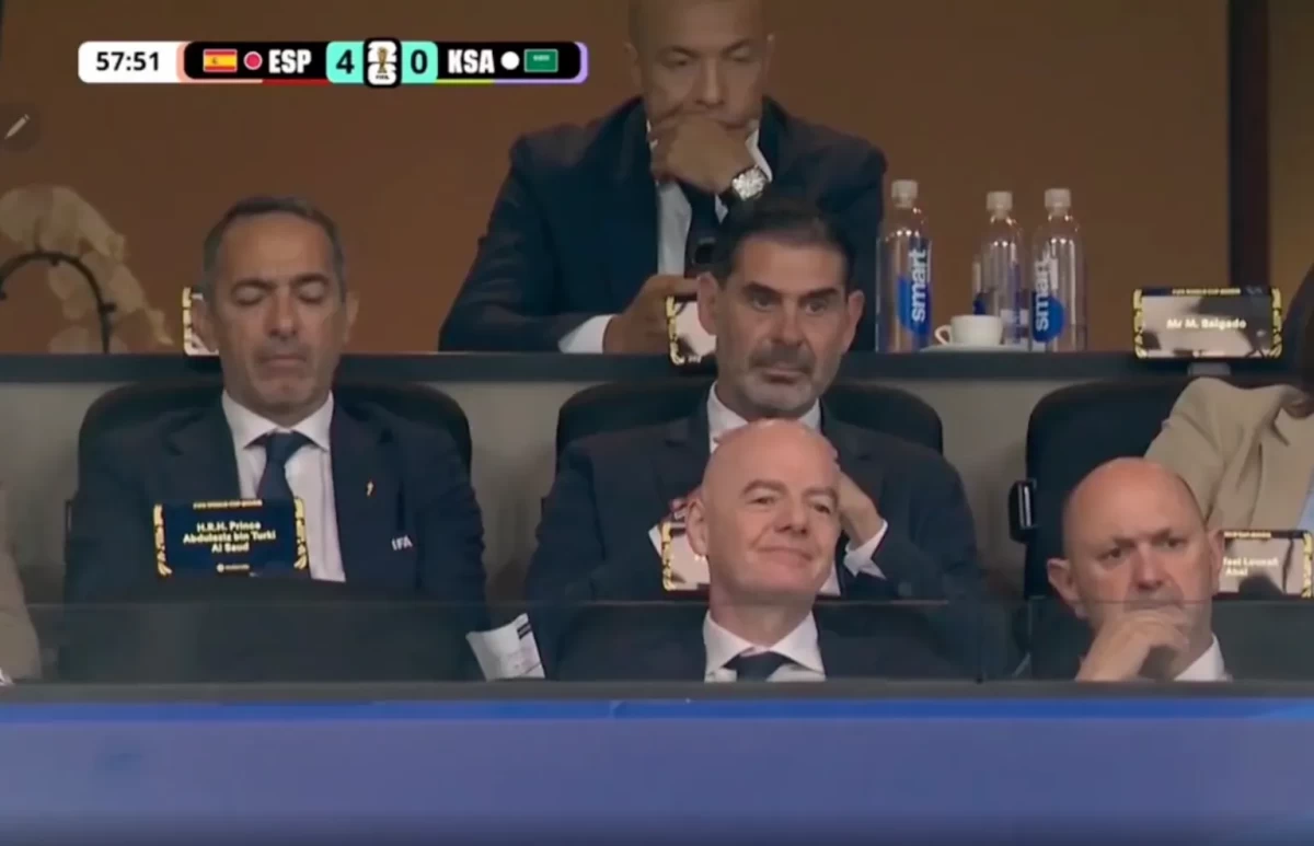 يوري جوركاييف «يسار» يغفو